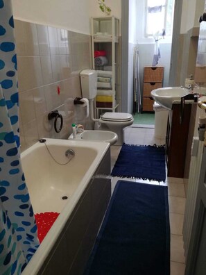 Apartment, 2 Bedrooms, Balcony, City View | Bathroom