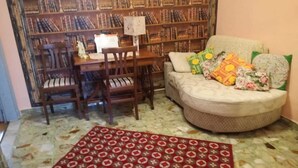A cozy living room with a sofa, a coffee table, a bookshelf, and a patterned rug. - Fronte Po Torino, Foot Of The Hill - Non-smoking Only (Turin)