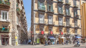 A street view with multi-story buildings, shops, and pedestrians. - Dependance Naples City Centre (Naples)