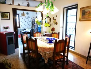 Vila, 4 quartos, lareira | Sala de jantar