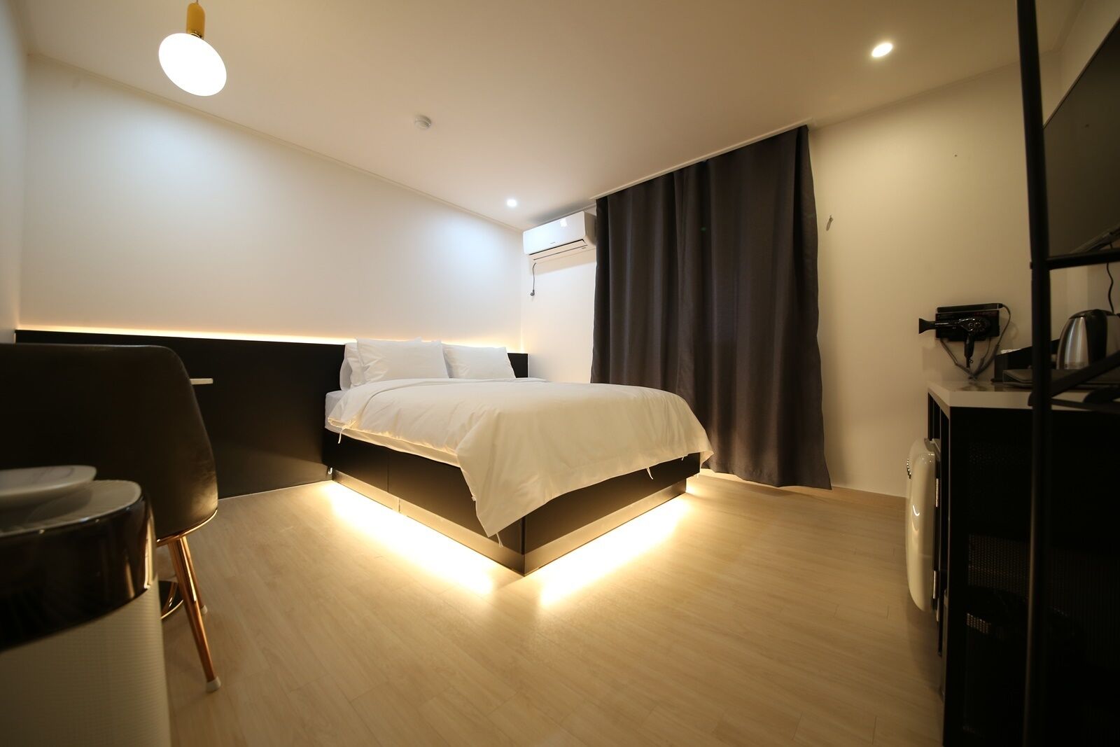 netflix | down duvets, desk, laptop workspace, free wifi