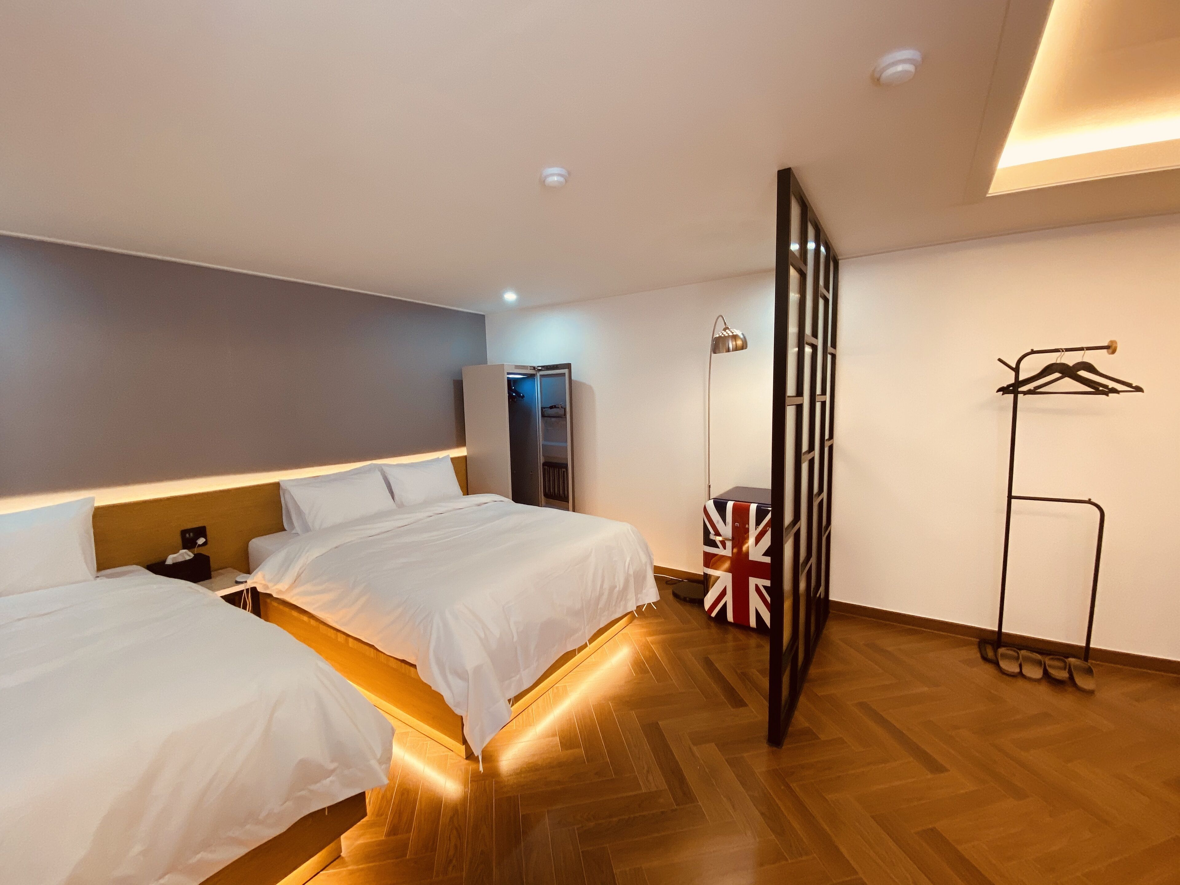 suite | down duvets, desk, laptop workspace, free wifi