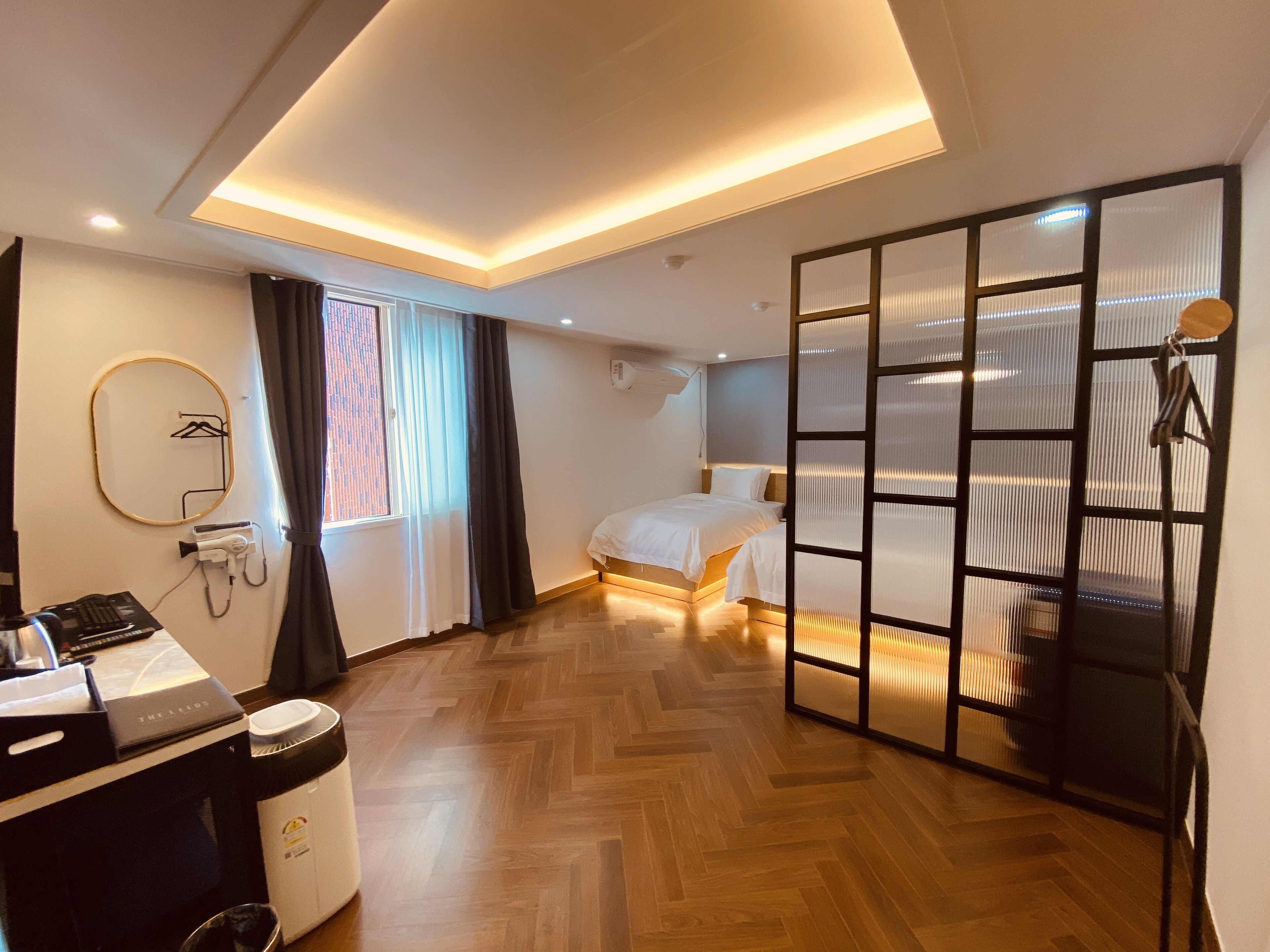 suite | down duvets, desk, laptop workspace, free wifi