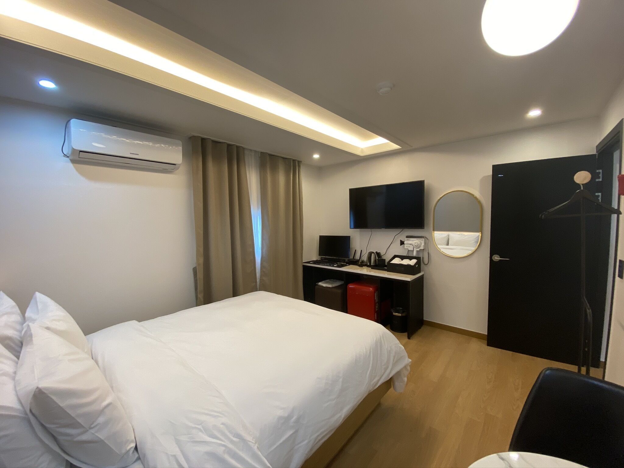 Down duvets, desk, laptop workspace, free WiFi