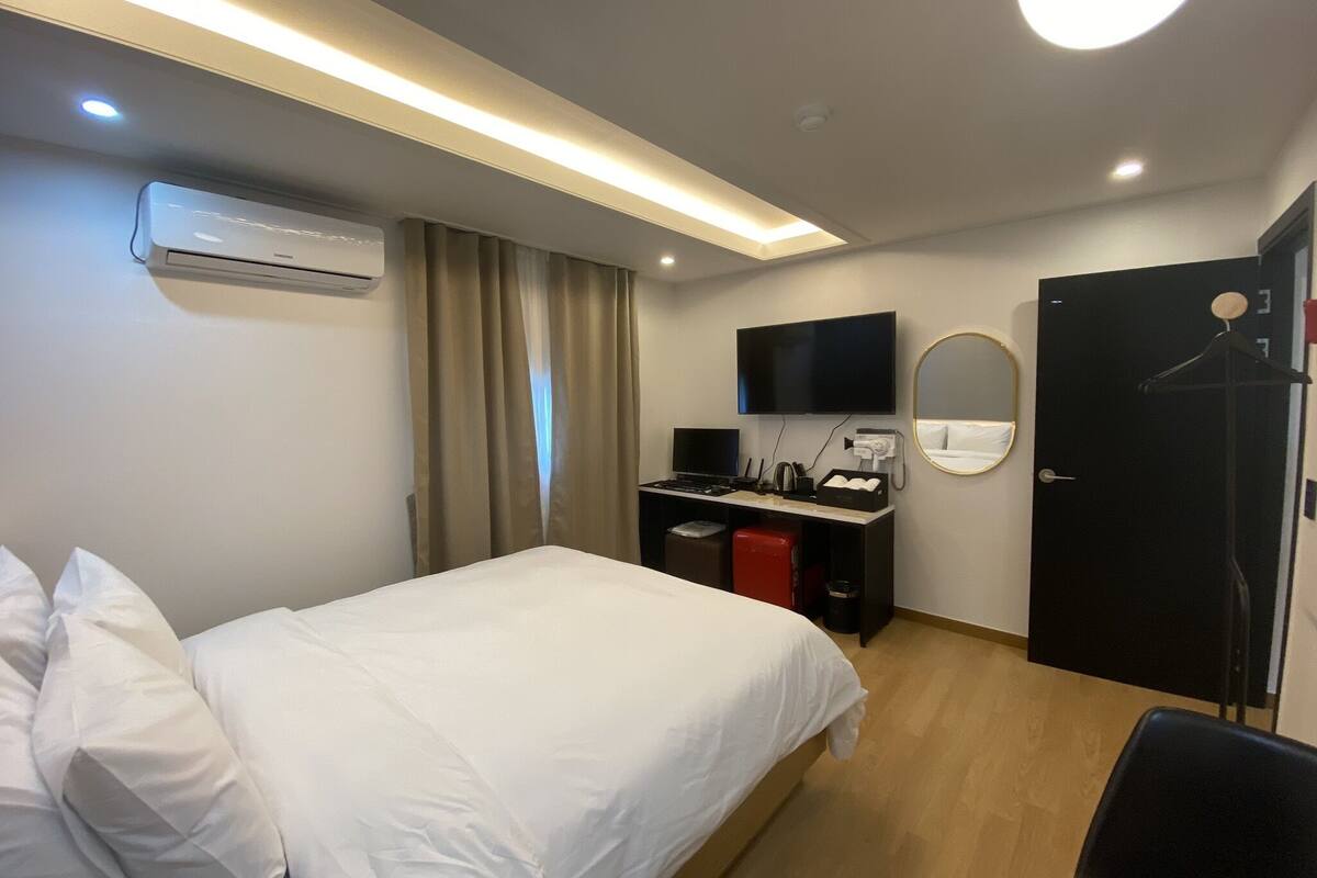Cubrecamas, escritorio, espacio para trabajar con laptop y wifi gratis 