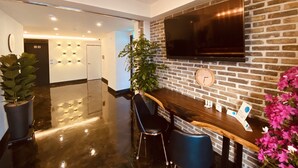 Lobby sitting area - The Leeds Hotel (Daejeon)