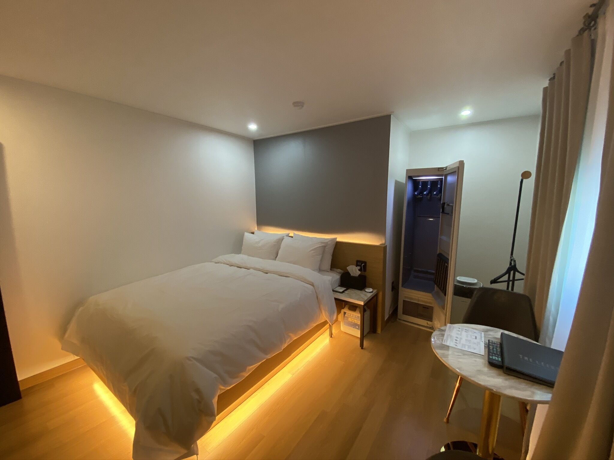 Down duvets, desk, laptop workspace, free WiFi