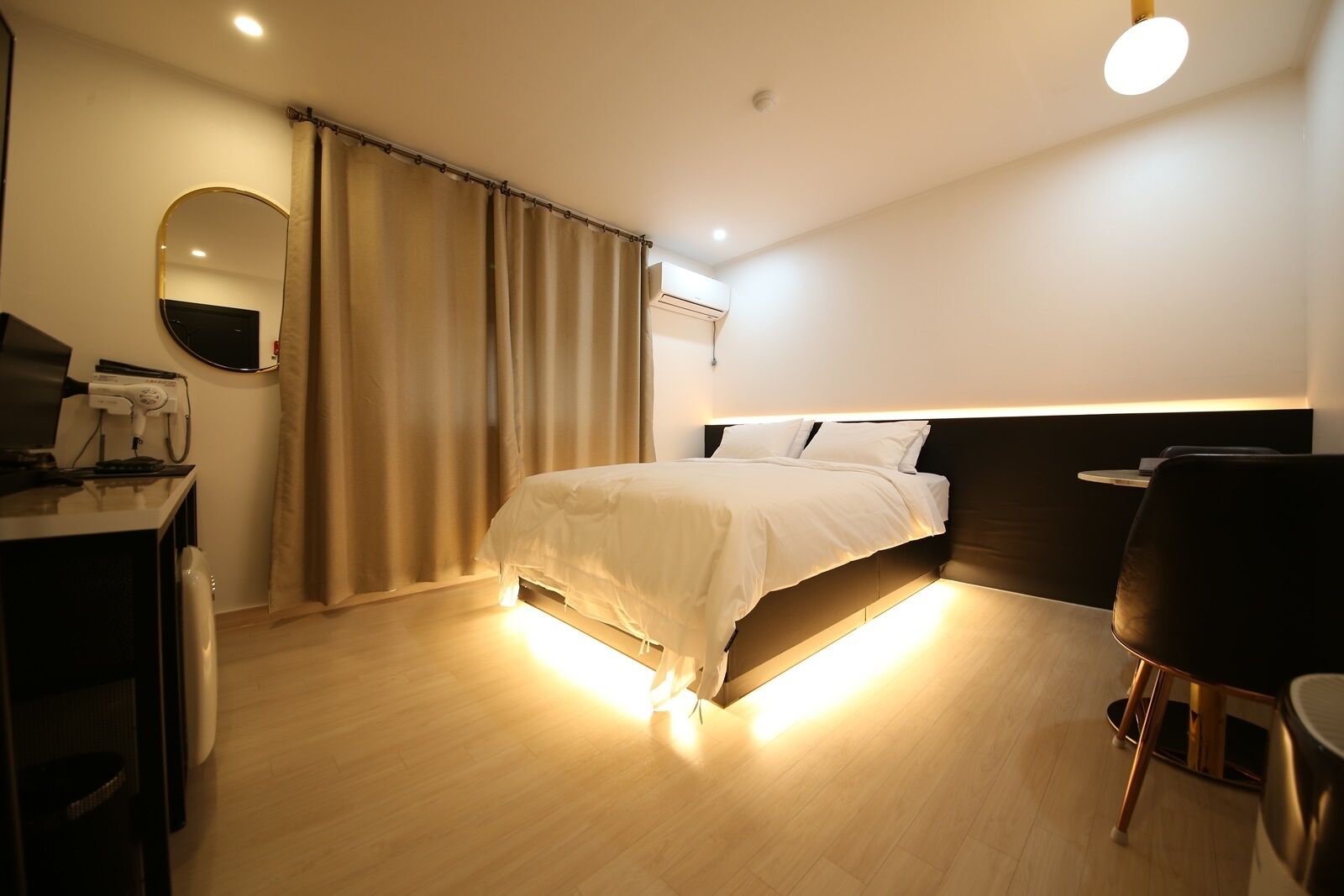 standard room | down duvets, desk, laptop workspace, free wifi