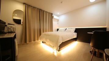 Standard Room | Down duvets, desk, laptop workspace, free WiFi