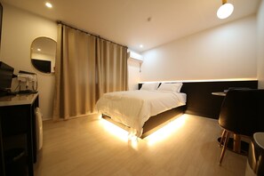 Down duvets, desk, laptop workspace, free WiFi - The Leeds Hotel (Daejeon)