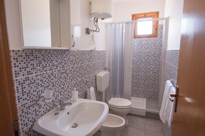 Apartment, 1 Bedroom, Smoking, Balcony | Bathroom