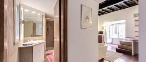 Apartamento, 2 habitaciones, fumadores | Zona de estar | Una televisión