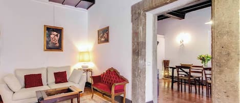 Departamento, 2 habitaciones, para fumadores | Área de sala de estar | Televisión