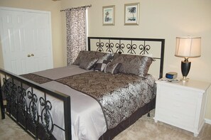 2 bedrooms, iron/ironing board, WiFi, bed sheets - Cozy 2 bedroom 2 bathroom condo. Sleeps 6. Just 4 miles from the Gulf! (Gulf Shores)