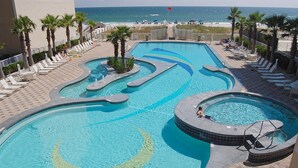 Zona de piscina con múltiples fuentes de agua, incluyendo un jacuzzi y una zona de juegos para niños.