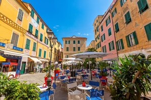 FamiljelÀgenhet - flera sovrum (Casa Angerin 1 - 100m from sea) | Restaurang utomhus