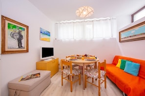 Apartamento família, 2 quartos, ar-condicionado (Casa Angerin 1 - 100m from sea) | Área de estar | TV de tela plana