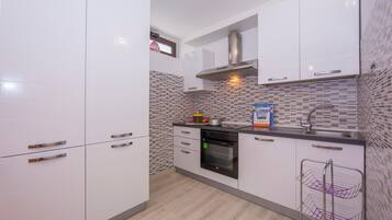 Familieleilighet, flere soverom (Casa Angerin 1 - 100m from sea) | Eget kjøkken | Kjøleskap, ovn, kokeplater og oppvaskmaskin