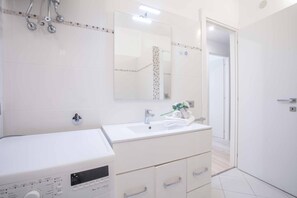 Family Apartment, 2 Bedrooms (Casa Angerin 2 - 100m from sea) | Bathroom