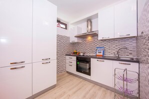 FamiljelÀgenhet - flera sovrum (Casa Angerin 1 - 100m from sea) | Eget kök | Stort kylskÄp, ugn, spishÀll och diskmaskin