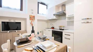 Apartamento familiar, varias habitaciones (Casa Angerin 2 - 100m from sea) | Cocina privada | Frigorífico grande, horno, placa de cocina y lavavajillas