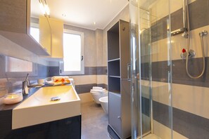 Appartement Familial, plusieurs lits, vue mer (Sunset Frame 1 few steps from sea) | Salle de bain | Douche, douche à « effet pluie », sÚche-cheveux, bidet