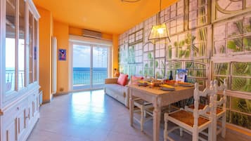 Familienapartment, Mehrere Schlafzimmer, Meerseite (Laigueglia Beach) | Innenbereich