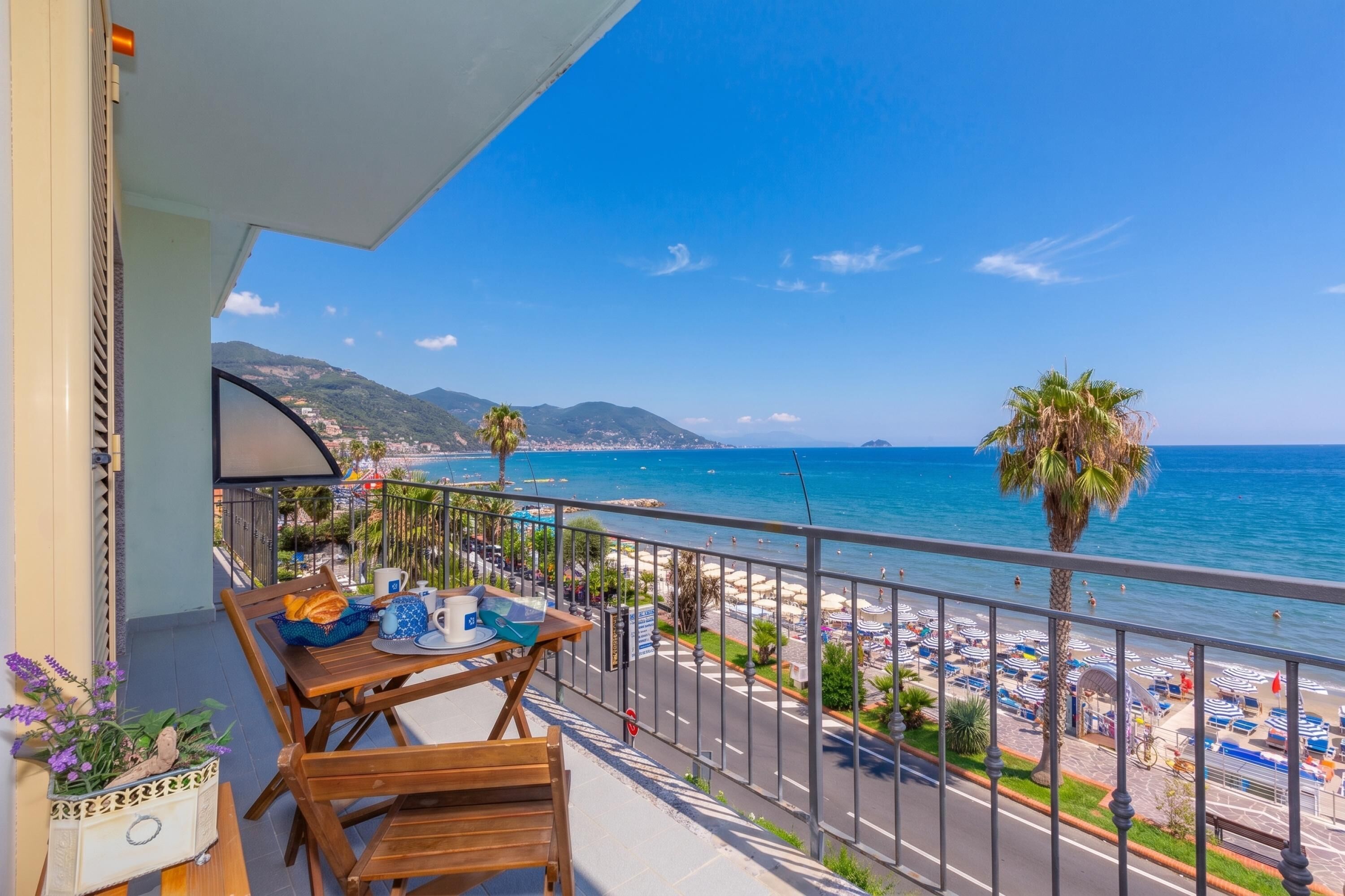 Appartement familial, plusieurs chambres, face à la mer (Laigueglia Beach) | Restauration en plein air