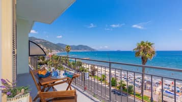 Family Apartment, Multiple Bedrooms, Sea Facing (Laigueglia Beach) | Tempat makan luar