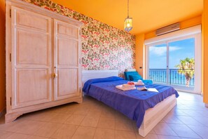 A bedroom with a bed, wardrobe, and a balcony with a view. - Laigueglia Beach (Laigueglia)