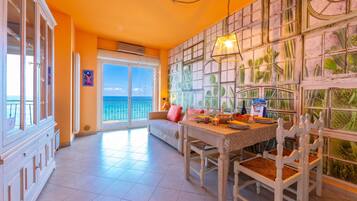 Familienapartment, 1 Schlafzimmer, Balkon, Meerseite (Laigueglia Beach, Seafront Sea-View) | Innenbereich