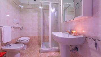 Doccia, soffione a pioggia, asciugacapelli, bidet