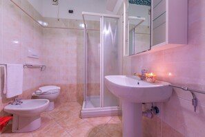 Familielejlighed - 1 soveværelse - mod havet (Laigueglia Beach) | Badeværelse | Bruser, brusehoved med spredningseffekt, hårtørrer, bidet