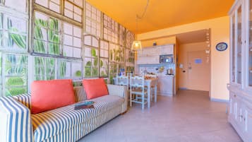 Appartamento familiare, camere multiple, fronte mare (Laigueglia Beach) | Soggiorno | TV a schermo piatto 22 pollici con canali via cavo, TV