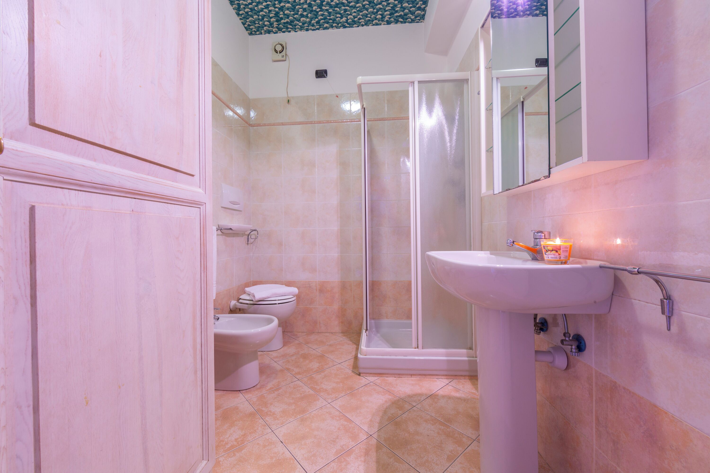 Appartement familial, plusieurs chambres, face à la mer (Laigueglia Beach) | Salle de bain | Douche, douche cascade, séchoir à cheveux, bidet