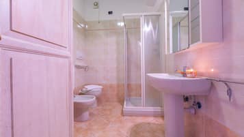 Family Apartment, Multiple Bedrooms, Sea Facing (Laigueglia Beach) | Bilik Mandi | Pancuran mandi, hulu semburan mandi hujan, pengering rambut, bidet