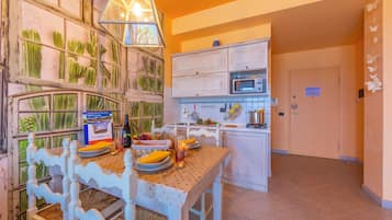 Appartamento familiare, 1 camera da letto, balcone (Laigueglia Beach, Seafront Sea-View) | Cucina privata | Frigorifero con congelatore, microonde, forno, piano cottura