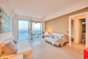 22-inch flat-screen TV with cable channels, TV - La Casa Al Sole Sea View 400mt From Sea (Andora)