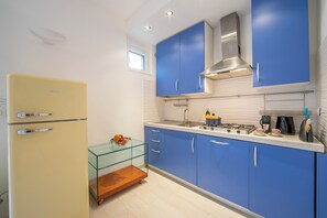 Familienapartment, Mehrere Schlafzimmer (Cervo Piccolo Incanto With Parking) | Eigene Küche | Großer Kühlschrank, Ofen, Herdplatte, Geschirrspüler