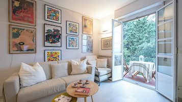 Family Apartment, 1 Bedroom, Balcony (Cervo Piccolo Incanto Flat with) | Ruang tamu | 22 inci televisyen skrin rata dengan kabel, TV