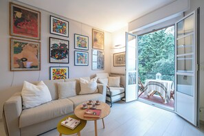 Familienapartment, Mehrere Schlafzimmer (Cervo Piccolo Incanto With Parking) | Wohnbereich | 22-Zoll-Flachbildfernseher mit Kabelempfang, Fernseher