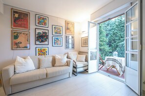 Familienapartment, Mehrere Schlafzimmer (Cervo Piccolo Incanto With Parking) | Wohnbereich | 22-Zoll-Flachbildfernseher mit Kabelempfang, Fernseher