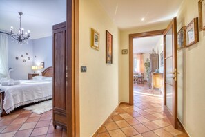 Familienapartment, Mehrere Schlafzimmer, 2 Bäder (La Casetta Sull'Albero) | 3 Schlafzimmer, laptopgeeigneter Arbeitsplatz, kostenloses WLAN