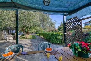 Outdoor dining - La Casetta Sull'Albero child friendly (Albenga)