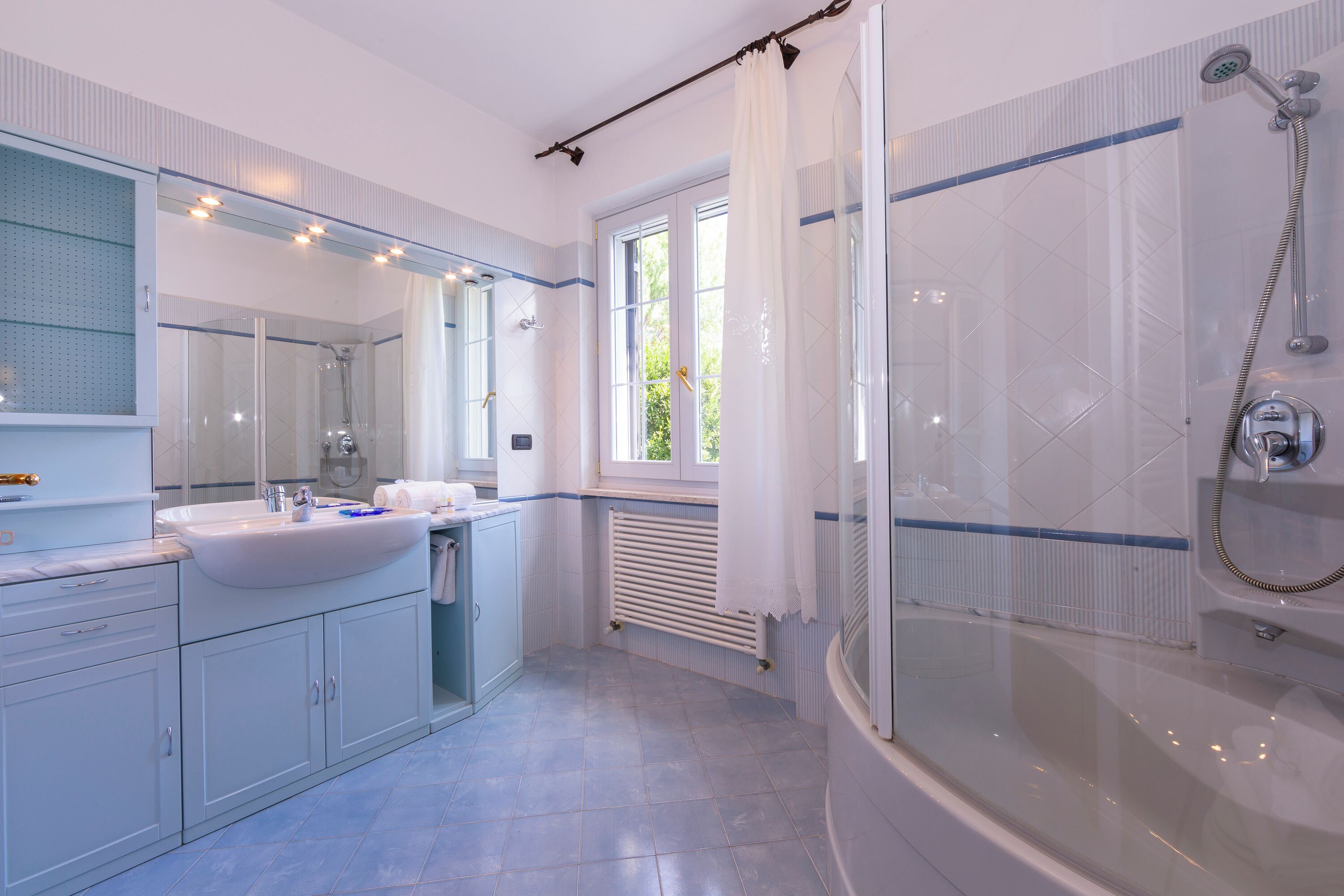 Appartamento familiare, camere multiple, 2 bagni (La Casetta Sull'Albero) | Bagno | Combinazione doccia/vasca, soffione a pioggia, asciugacapelli, bidet