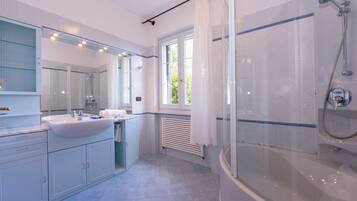 Familienapartment, Mehrere Schlafzimmer, 2 Bäder (La Casetta Sull'Albero) | Badezimmer