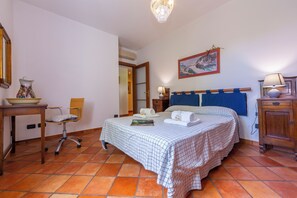 Appartamento familiare, camere multiple, 2 bagni (La Casetta Sull'Albero) | 3 camere, postazione laptop, Wi-Fi gratuito, lenzuola