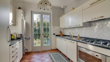 Frigorifero, microonde, forno, piano cottura