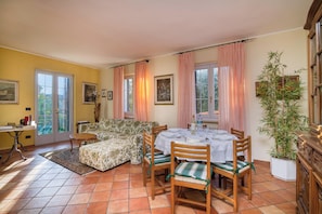 Family Apartment, Multiple Bedrooms, 2 Bathrooms (La Casetta Sull'Albero) | Living area | 22-inch flat-screen TV with cable channels, TV