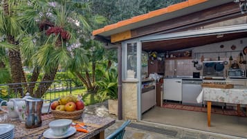 Familienapartment, Mehrere Schlafzimmer, 2 Bäder (La Casetta Sull'Albero) | Speisen im Freien